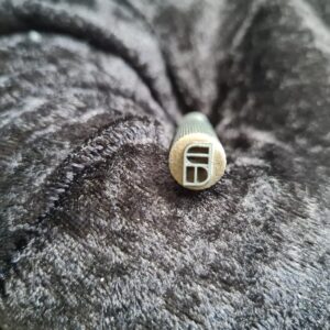 Lasergravering af stempel til metal