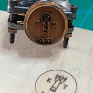 Lasergravering af stempel til træ