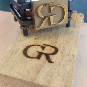 Lasergravering af stempel til træ